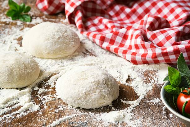 massa de pizza - dough sphere kneading bread imagens e fotografias de stock