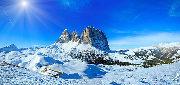 солнечная зимняя горная панорама. - sella pass стоковые фото и изображения