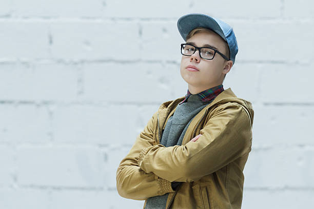 ritratto di adolescente che indossa un berretto da baseball blu cotone - youth culture city life urban scene teenager foto e immagini stock