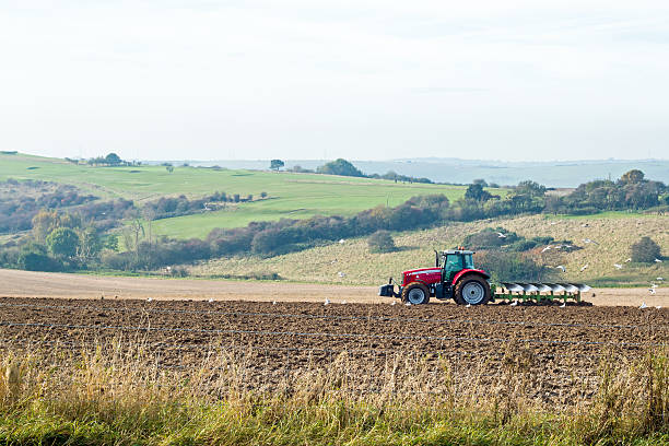 tractor bastante solitario campo - tractor farm uk agriculture fotografías e imágenes de stock