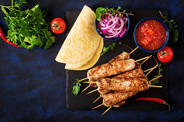 lula picado kebab pavo a la parrilla (pollo) con verduras. - fried onion roasted chopped fotografías e imágenes de stock