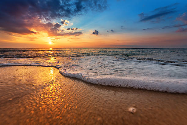 paisaje marino durante la puesta del sol. hermoso paisaje marino natural - anochecer fotografías e imágenes de stock