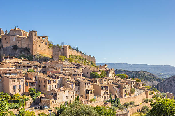 pueblo montano alquezar en los pirineos - huesca fotografías e imágenes de stock