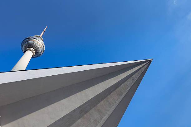 torre de televisão perto de alexanderplatz em berlim - berlin germany television tower communications tower alexanderplatz - fotografias e filmes do acervo