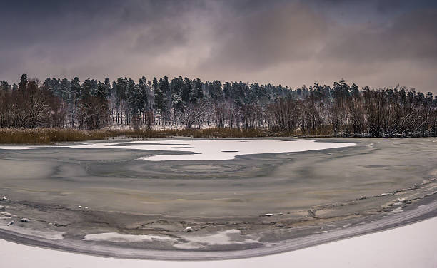 формирование льда. затишье после шторма. плохая погода на реке. - water rippled wave river стоковые фото и изображения