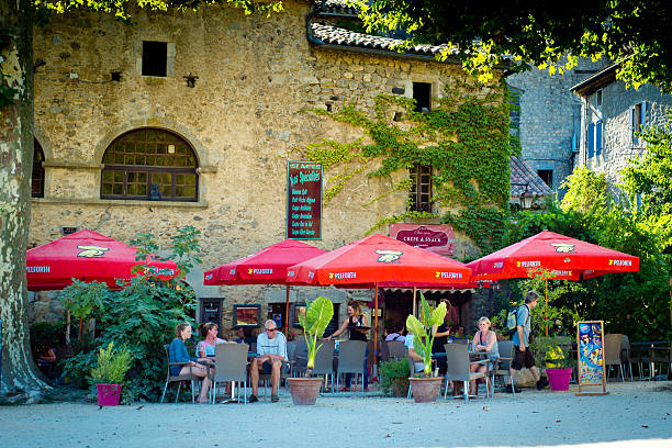 pueblo de vallon pont d'arc - ardeche fotografías e imágenes de stock