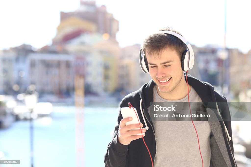 Teenager zu Fuß hören Musik vom Smartphone - Lizenzfrei Teenager-Alter Stock-Foto