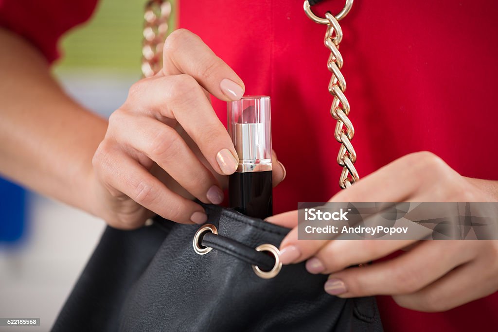 Mujer robando lápiz labial en el supermercado - Foto de stock de Mujeres libre de derechos