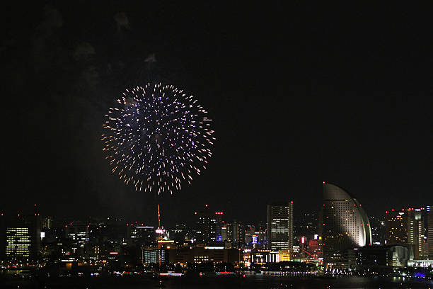 fogos de artifício em yokohama - mm21 - fotografias e filmes do acervo