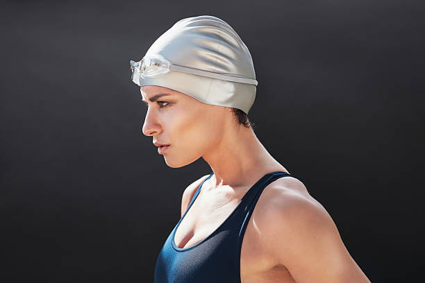 decidida joven nadadora - swimming exercising women back fotografías e imágenes de stock