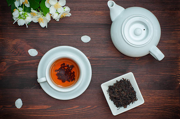 thé noir au jasmin dans une tasse blanche - jasmine tea black tea tea drink photos et images de collection