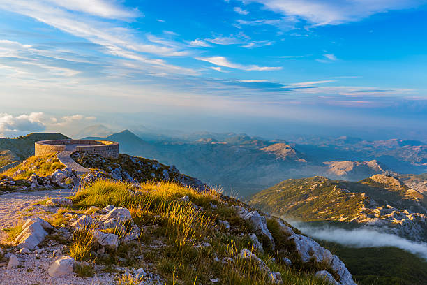 日没時のロヴン山脈国立公園 - モンテネグロ - passion mountain range mountain national park ストックフォトと画像