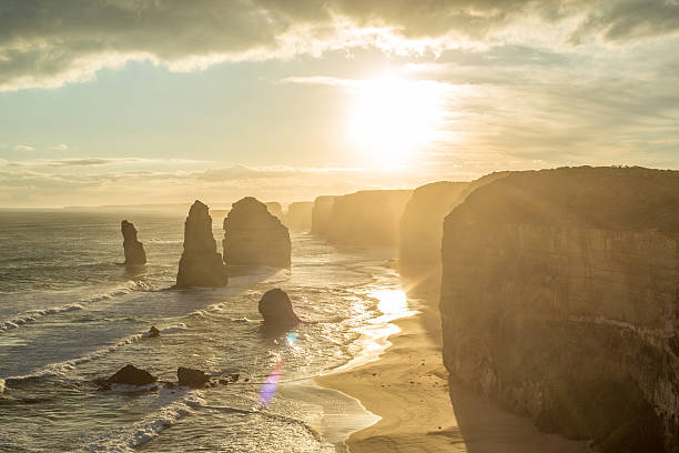 夕暮れ時の十二使徒の海の岩 - australia melbourne landscape twelve apostles ストックフォトと画像