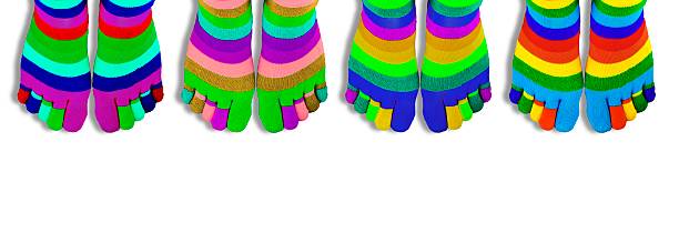 calze colorate con dita isolate su bianco. panorama. - sock wool multi colored isolated foto e immagini stock