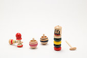 「だるまおと」「けん玉」「コマ」の伝統的な日本のおもちゃ。