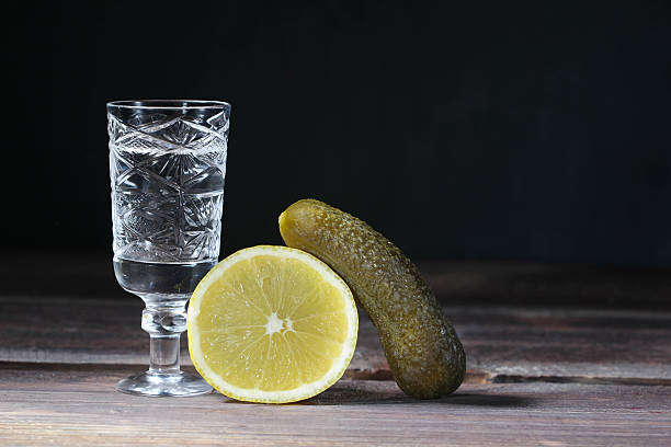 wodka mit zitrone und gurken salz gurke - lemon lime lyme regis vegetable stock-fotos und bilder