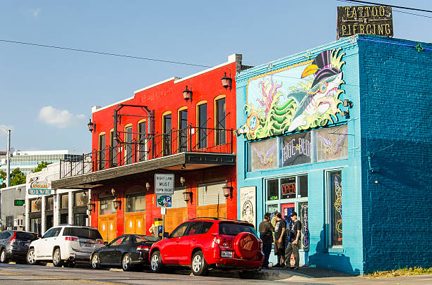 tatuador colorido e prédios de lojas perfurantes na rua no centro da cidade - 6th street - fotografias e filmes do acervo