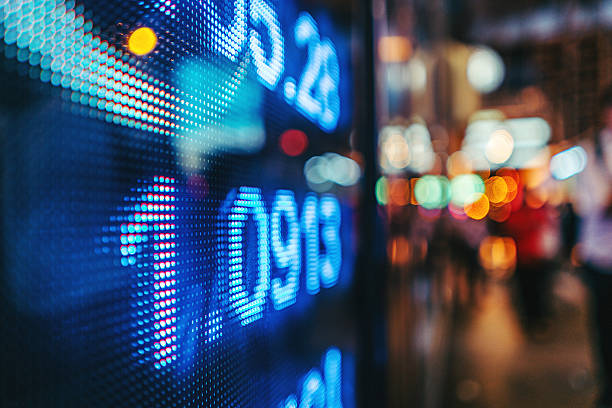 display stock market numbers with defocused street lights background - stock market stock exchange city global finance imagens e fotografias de stock