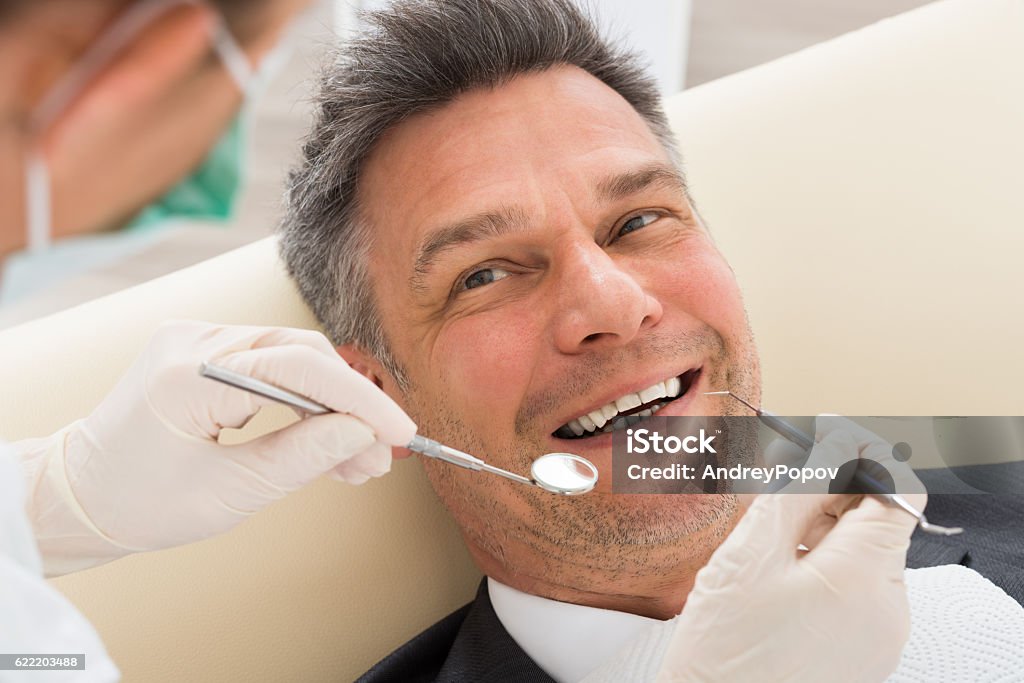 Mann mit Zahnuntersuchung in Klinik - Lizenzfrei Zahnarzt Stock-Foto