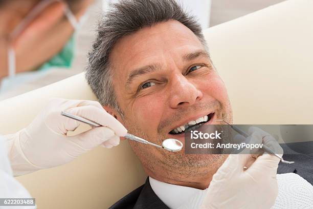 Mann Mit Zahnuntersuchung In Klinik Stockfoto und mehr Bilder von Zahnarzt - Zahnarzt, Plombe, Männer