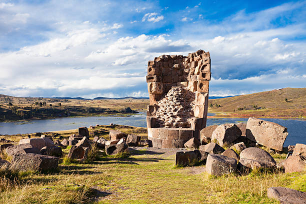 sillustani, umayo lago - sillustani fotografías e imágenes de stock