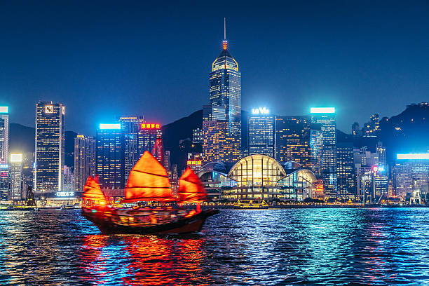 Cityscape Hong Kong and Junkboat at Twilight Junkboat of Hong Kong at Night victoria harbour stock pictures, royalty-free photos & images