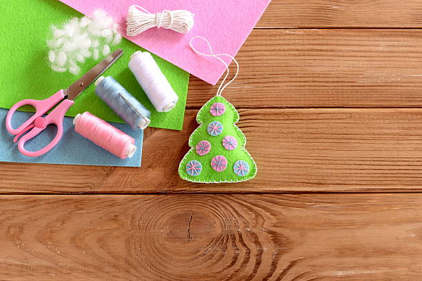 istock Easy Christmas tree crafts for children to make 622204650