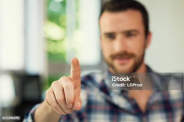 Mano Masculina Empujando Una Pantalla Digital En La Oficina Moderna Foto de stock y más banco de imágenes de Pantalla táctil