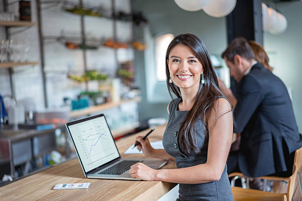 mujer de negocios que trabaja en un café - businesswoman women business beautiful fotografías e imágenes de stock