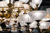 verschiedene-kronleuchter-in-einem-licht