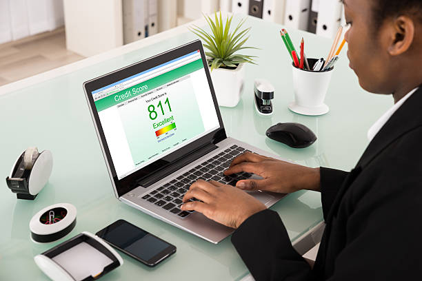 empresaria que revisa el puntaje de crédito en la computadora portátil - credit score fotografías e imágenes de stock