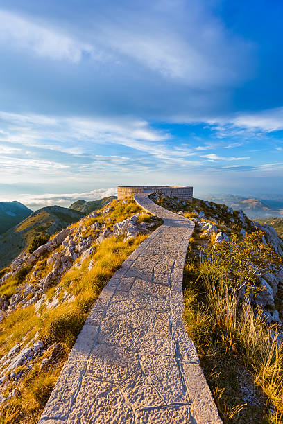 日没時のロヴン山脈国立公園 - モンテネグロ - passion mountain range mountain national park ストックフォトと画像