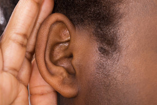 耳を引き渡して聞こうとする女 - listening human ear communication human hand ストックフォトと画像