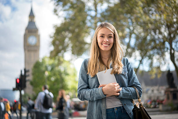 glückliche studentin in london - street london england city of westminster uk stock-fotos und bilder
