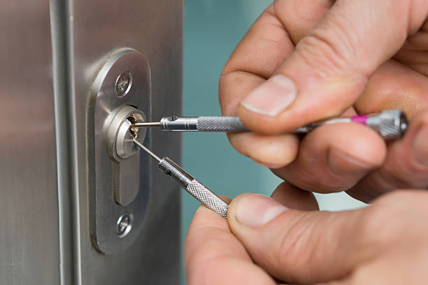 istock Lockpicker Fixing Door Handle At Home 622216354