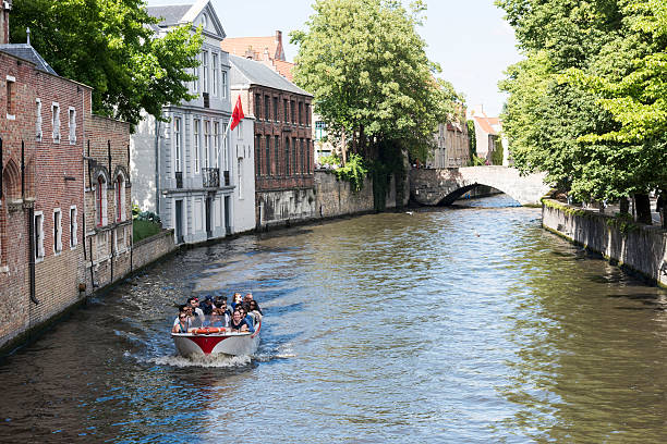 barco de turismo em bruges, bélgica - belfort imagens e fotografias de stock