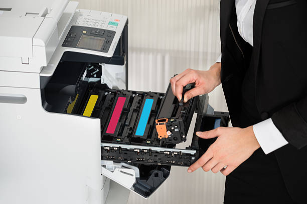 biznesmen mocowania nabój w do drukarki w biurze - cartridge zdjęcia i obrazy z banku zdjęć