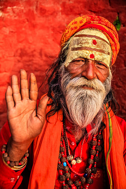 indiano sadhu-holyman sentado no templo - sadhu imagens e fotografias de stock