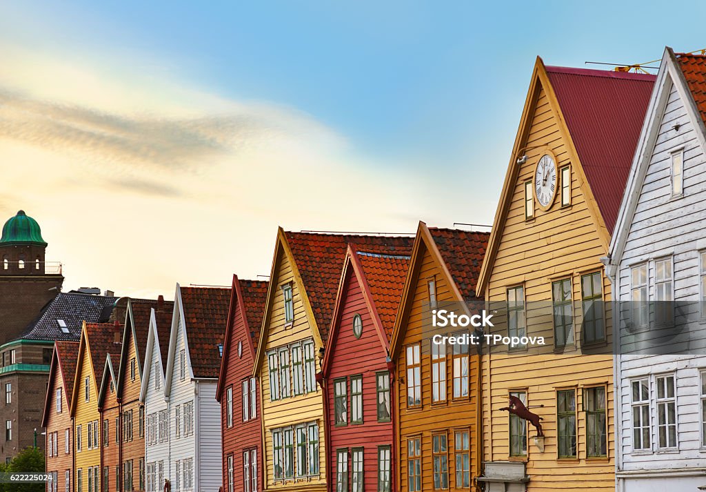 Famosa rua de Bryggen em Bergen, Noruega - Foto de stock de Bergen royalty-free