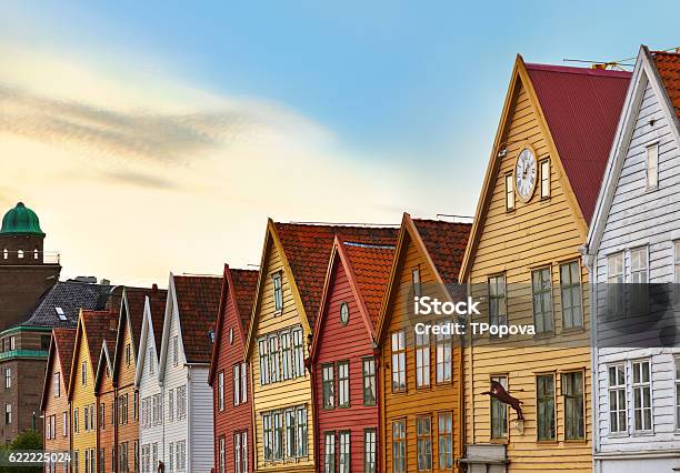 Foto de Famosa Rua De Bryggen Em Bergen Noruega e mais fotos de stock de Bergen - Bergen, Noruega, Bryggen