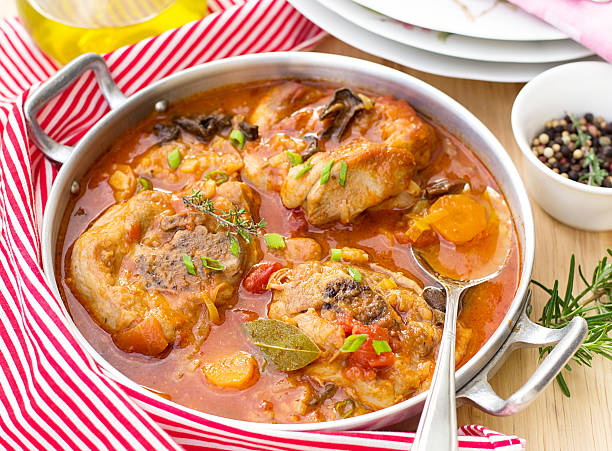 ossobuco de peru em molho de tomate com cogumelos - veal meat osso buco beef stew - fotografias e filmes do acervo