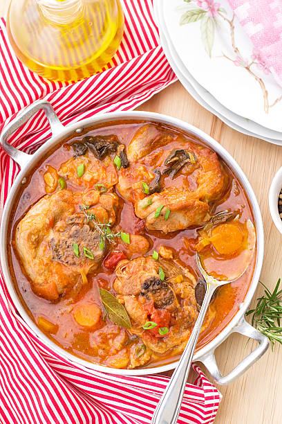 ossobuco osso buco de peru em molho de tomate com cogumelos - veal meat osso buco beef stew - fotografias e filmes do acervo