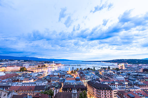 vista notturna panoramica della città di ginevra, lago di ginevra - geneva switzerland night city foto e immagini stock