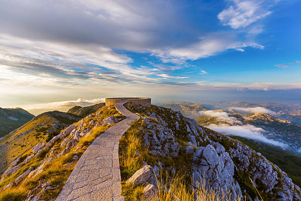 lovcen mountains nationalpark bei sonnenuntergang - montenegro - lovcen stock-fotos und bilder