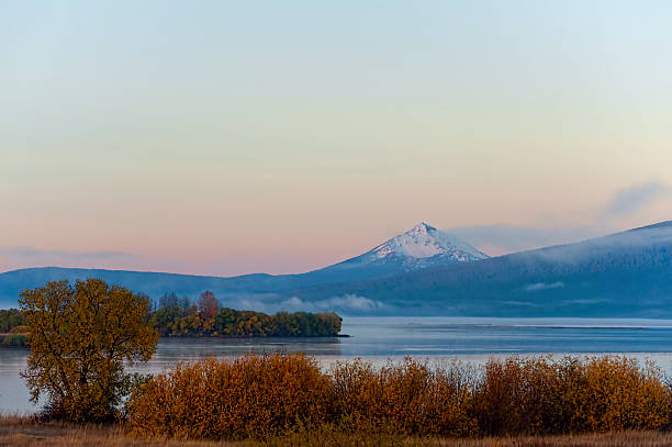 istock Dawn's view of upper Klamath Lake 622280972