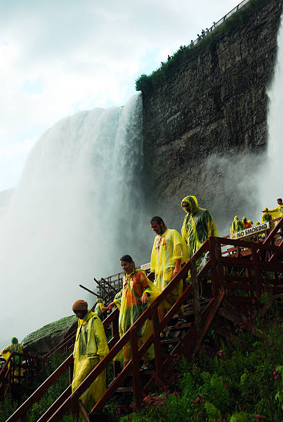 몸을 담근 후 - niagara falls falling people usa 뉴스 사진 이미지