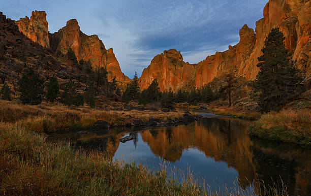 smith rock park( centre de l’oregon) - crooked river photos et images de collection