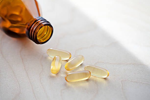 こぼれた内容のビタミン - vitamin a nutritional supplement pill capsule ストックフォトと画像