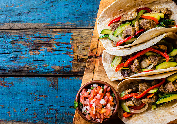 tacos de cerdo mexicano con verduras. vista superior - taco alimento fotos fotografías e imágenes de stock