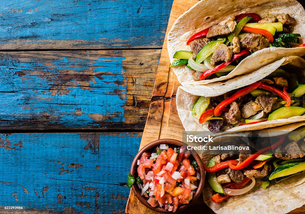Tacos di maiale messicani con verdure. Visualizzazione dall'alto - Foto stock royalty-free di Cibo
